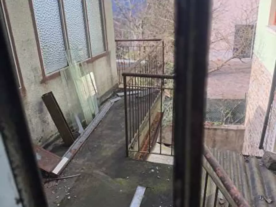 Immagine 33 di Stabile in vendita  in piazza roma a Tizzano Val Parma