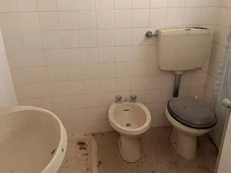 Immagine 34 di Stabile in vendita  in piazza roma a Tizzano Val Parma