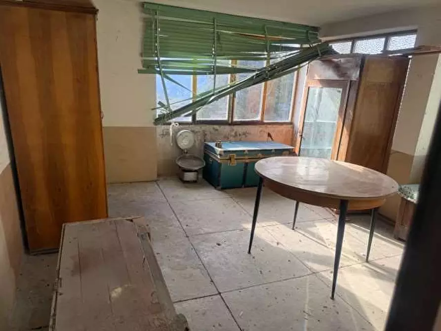 Immagine 35 di Stabile in vendita  in piazza roma a Tizzano Val Parma