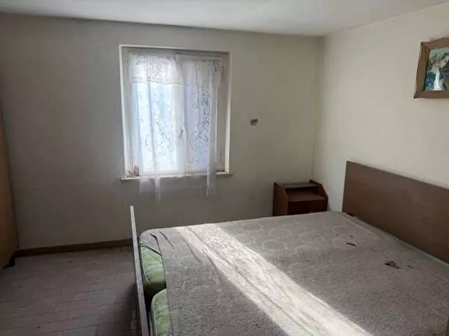 Immagine 40 di Stabile in vendita  in piazza roma a Tizzano Val Parma