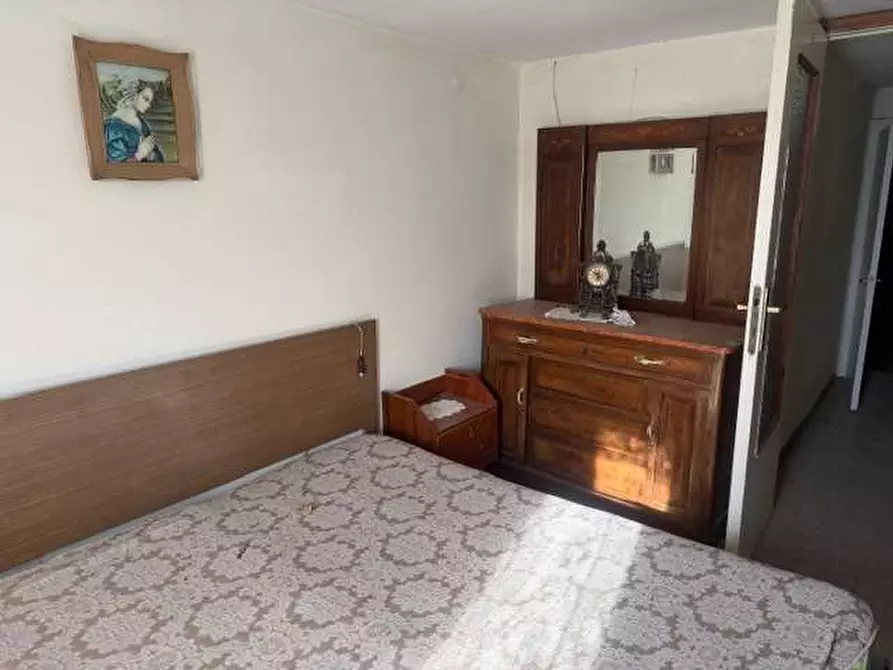 Immagine 42 di Stabile in vendita  in piazza roma a Tizzano Val Parma