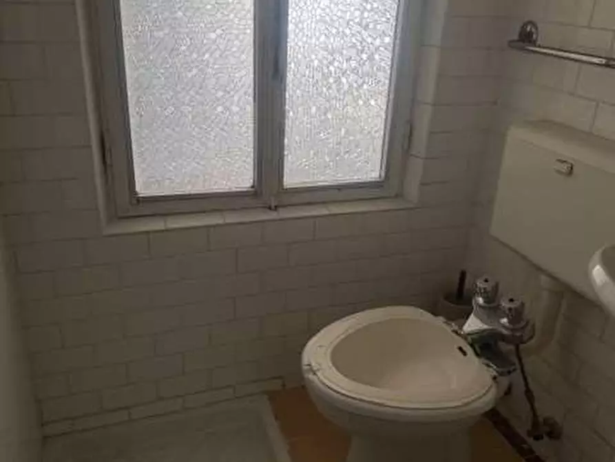 Immagine 43 di Stabile in vendita  in piazza roma a Tizzano Val Parma