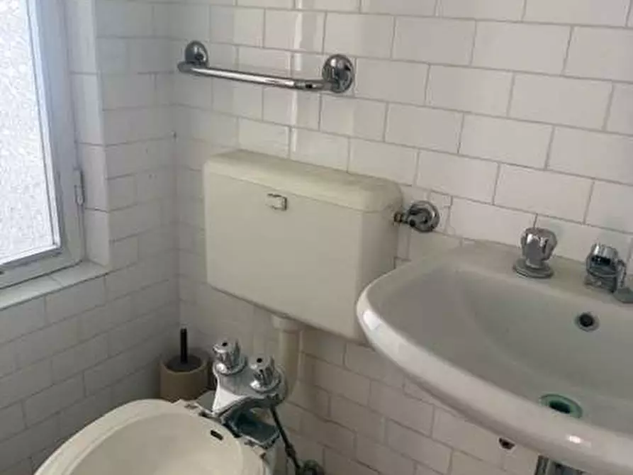 Immagine 44 di Stabile in vendita  in piazza roma a Tizzano Val Parma