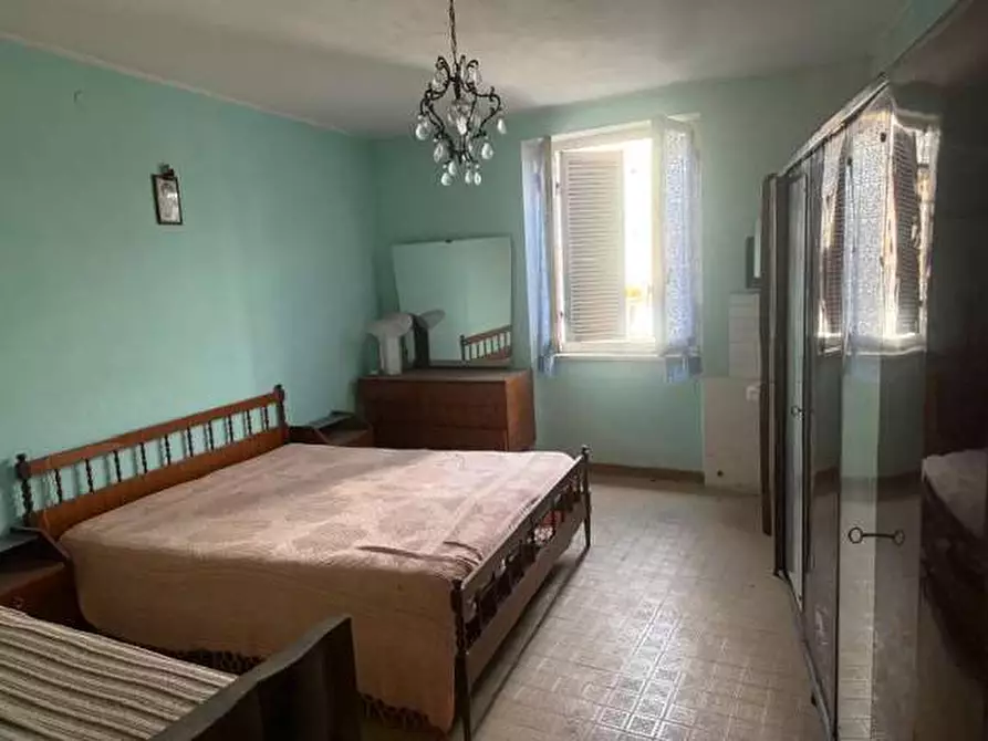 Immagine 53 di Stabile in vendita  in piazza roma a Tizzano Val Parma