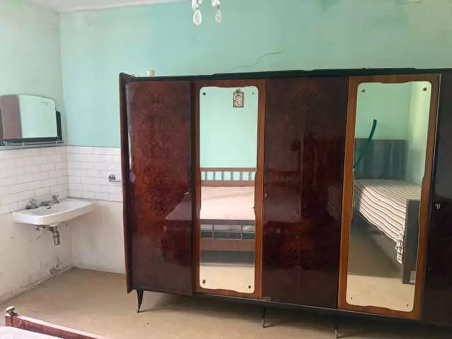 Immagine 54 di Stabile in vendita  in piazza roma a Tizzano Val Parma