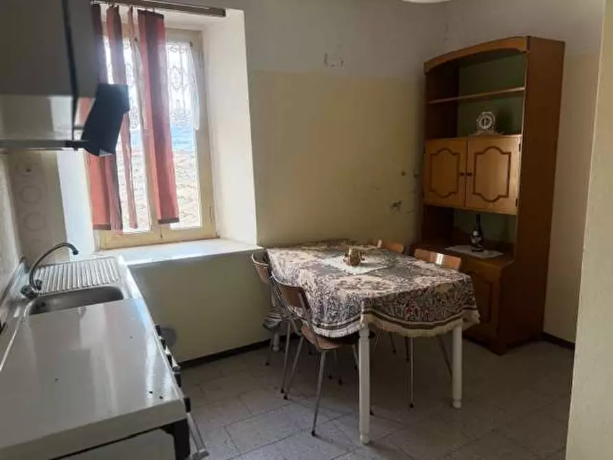 Immagine 57 di Stabile in vendita  in piazza roma a Tizzano Val Parma