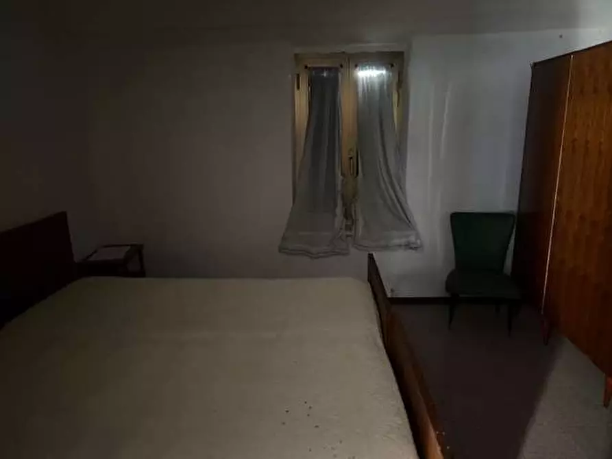 Immagine 58 di Stabile in vendita  in piazza roma a Tizzano Val Parma