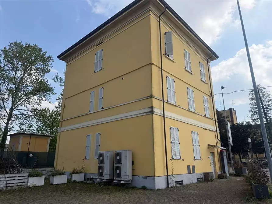 Immagine 3 di Stabile in vendita  a Parma