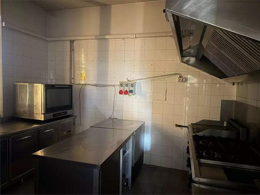 Immagine 12 di Stabile in vendita  a Parma