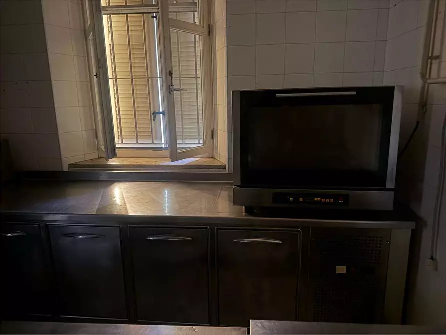 Immagine 15 di Stabile in vendita  a Parma