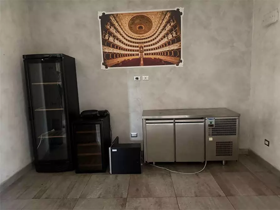 Immagine 17 di Stabile in vendita  a Parma
