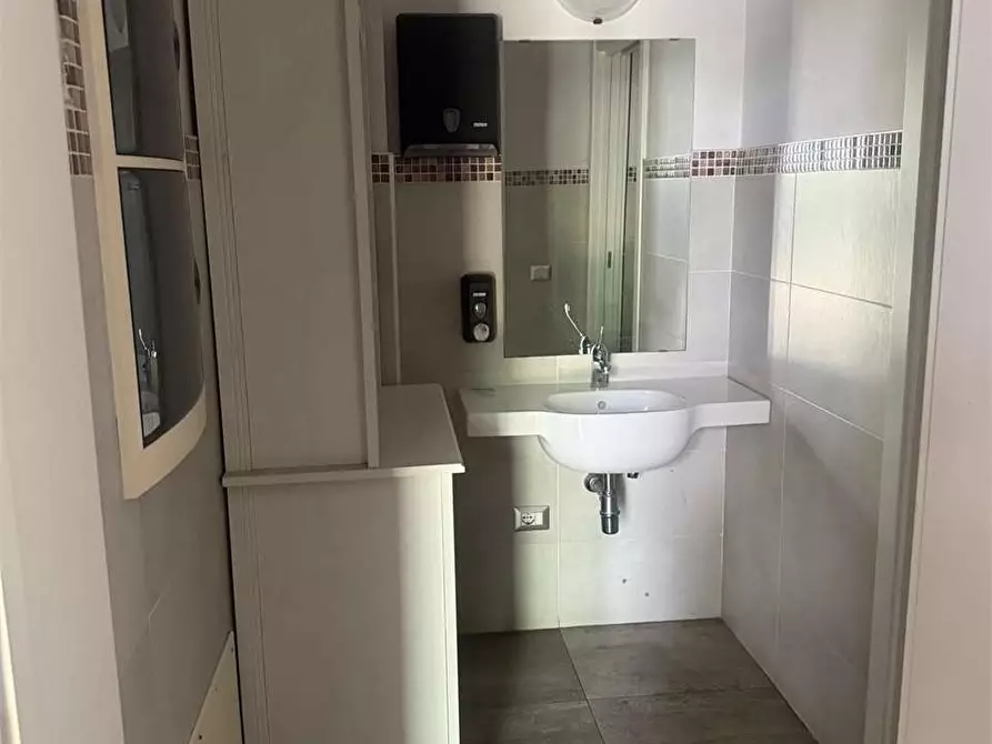 Immagine 18 di Stabile in vendita  a Parma