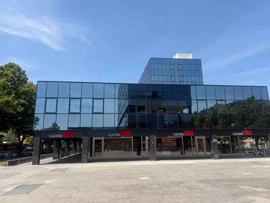 Immagine 7 di Negozio in vendita  in Viale Mentana 45 a Parma