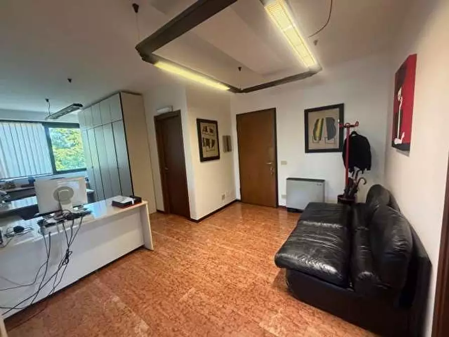 Immagine 9 di Negozio in vendita  in Viale Mentana 45 a Parma