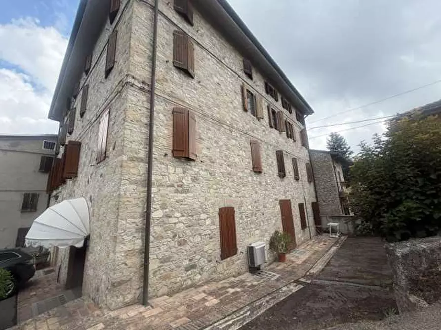Immagine 2 di Appartamento in vendita  in strada della piazzetta a Tizzano Val Parma