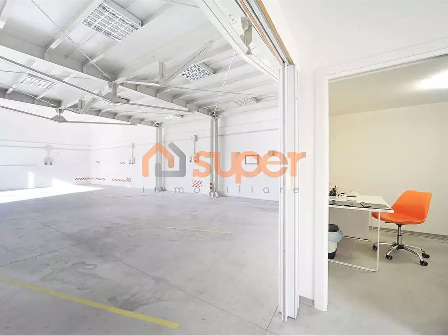 Immagine 4 di Capannone industriale in vendita  in Viale dei Pini a Assisi