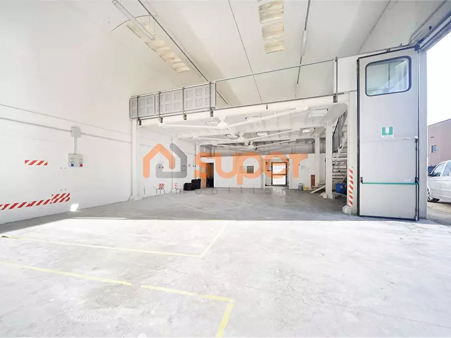 Immagine 9 di Capannone industriale in vendita  in Viale dei Pini a Assisi