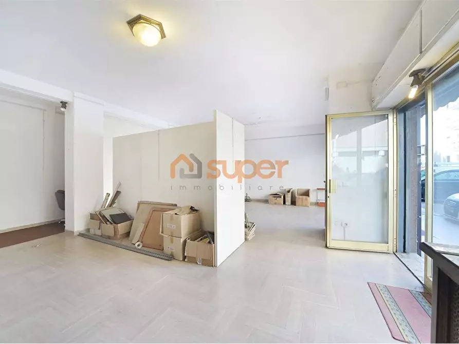 Immagine 6 di Negozio in vendita  a Perugia