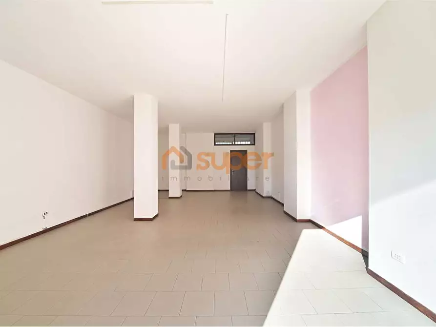 Immagine 2 di Negozio in vendita  in Viale Sacco e Vanzetti a Magione