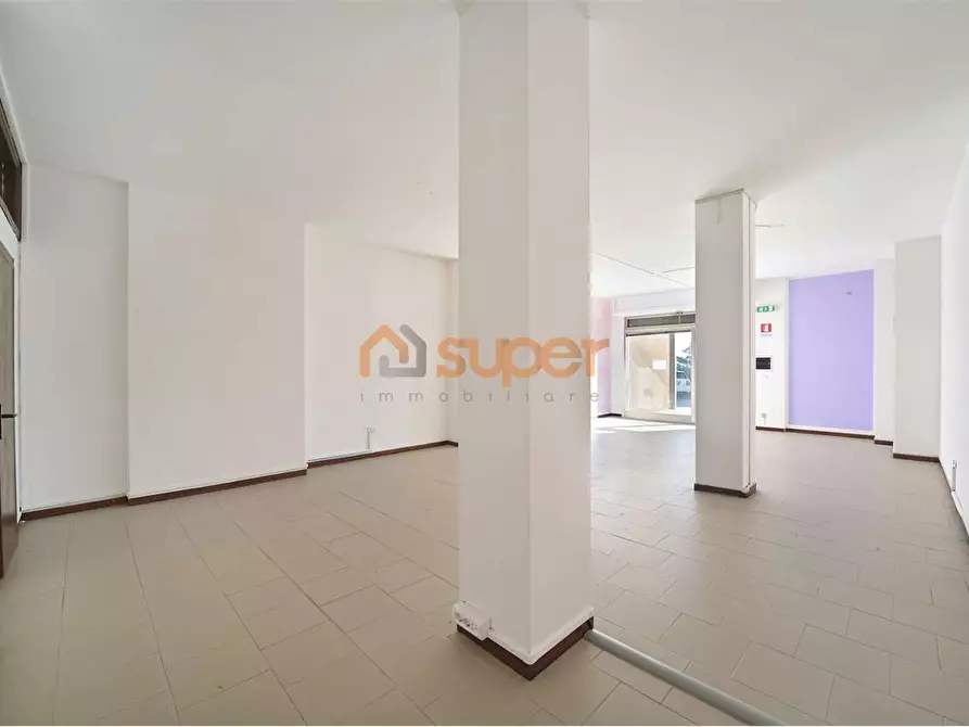 Immagine 3 di Negozio in vendita  in Viale Sacco e Vanzetti a Magione