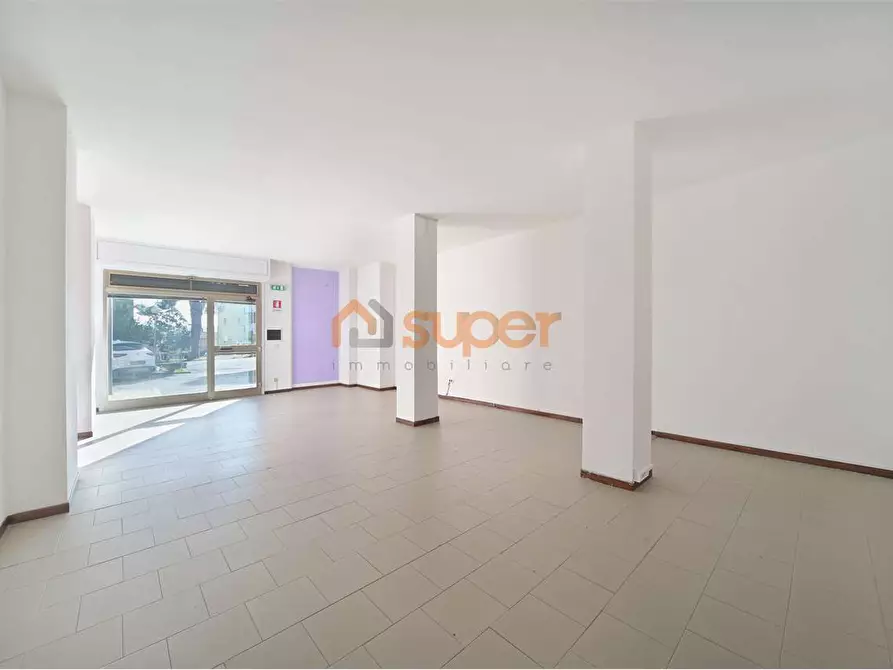 Immagine 4 di Negozio in vendita  in Viale Sacco e Vanzetti a Magione