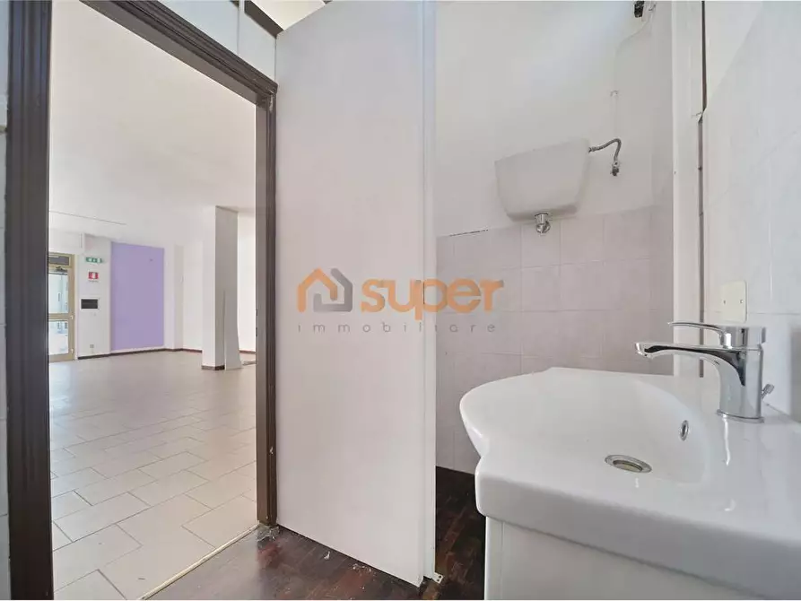 Immagine 5 di Negozio in vendita  in Viale Sacco e Vanzetti a Magione