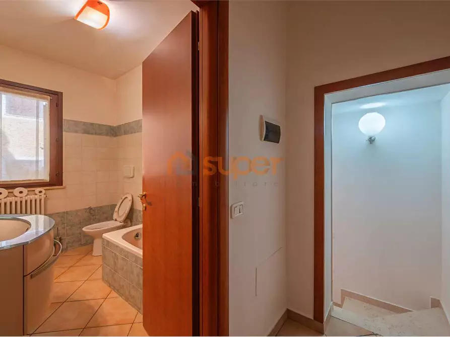 Immagine 5 di Appartamento in vendita  in Via Bocca Trabaria a Fano