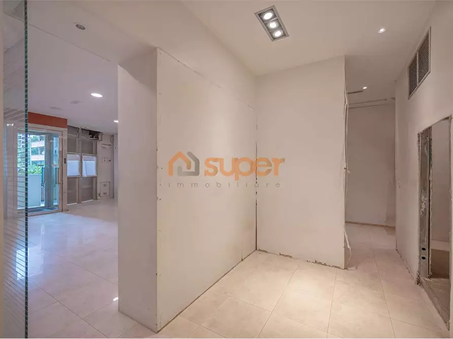 Immagine 5 di Negozio in vendita  in Via Romeo Gallenga a Perugia