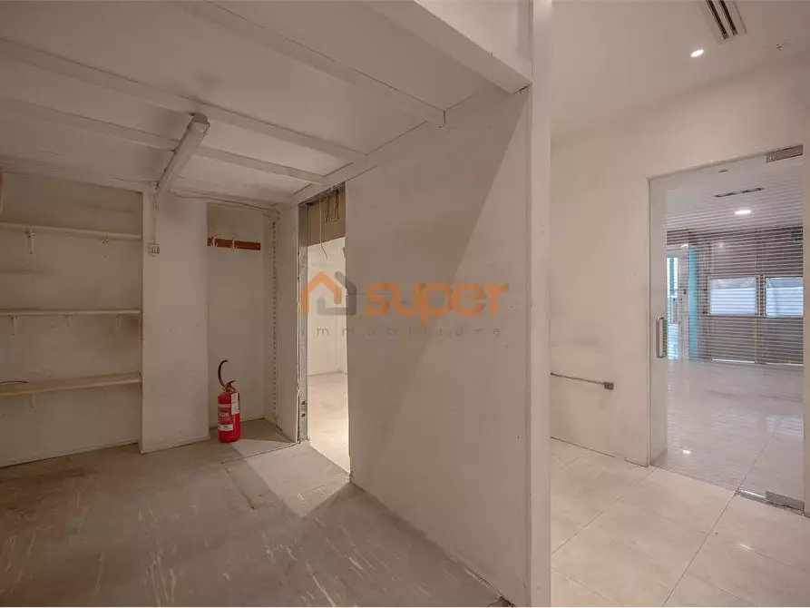 Immagine 10 di Negozio in vendita  in Via Romeo Gallenga a Perugia
