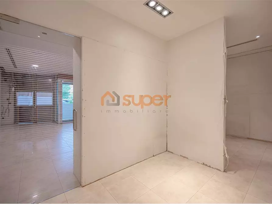 Immagine 11 di Negozio in vendita  in Via Romeo Gallenga a Perugia