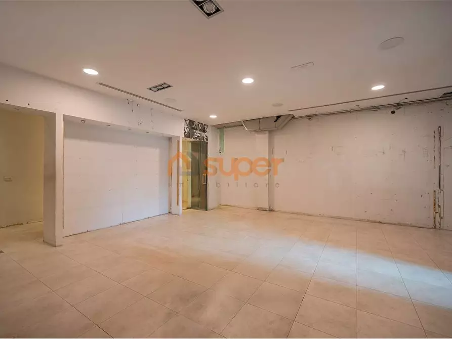 Immagine 15 di Negozio in vendita  in Via Romeo Gallenga a Perugia