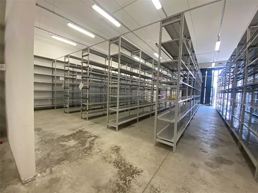 Immagine 6 di Capannone industriale in affitto  a Perugia