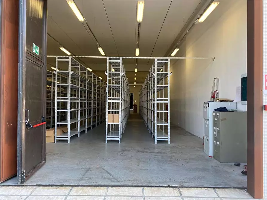 Immagine 2 di Capannone industriale in affitto  a Perugia