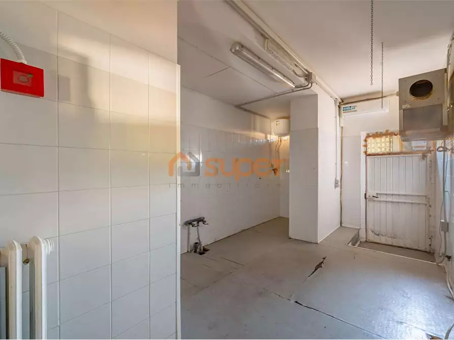 Immagine 10 di Negozio in vendita  in Via Mameli a Valfabbrica