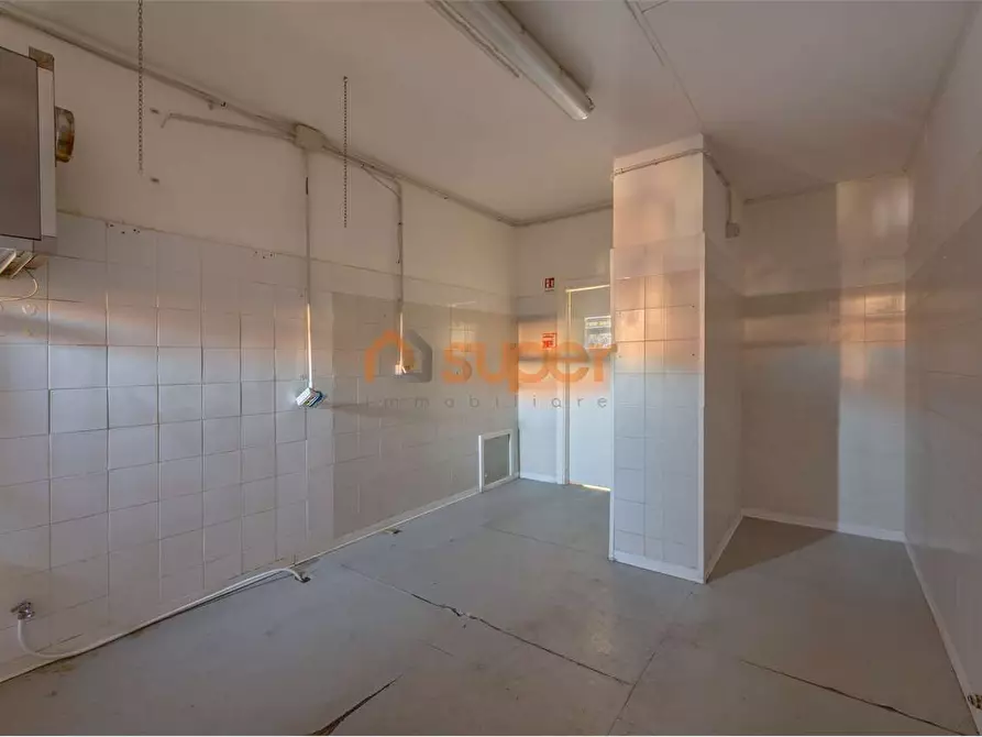 Immagine 11 di Negozio in vendita  in Via Mameli a Valfabbrica