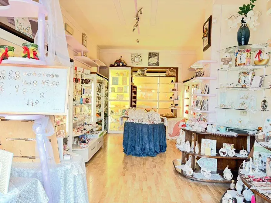 Immagine 1 di Negozio in affitto  in Via Giuseppe Vittorio a Corciano