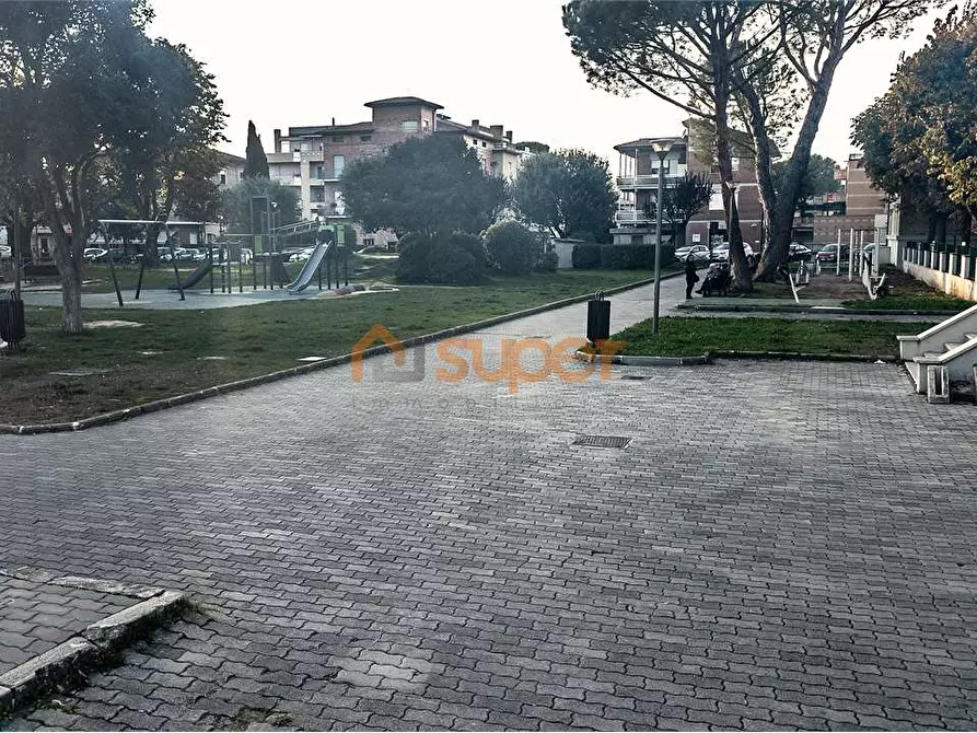 Immagine 3 di Negozio in affitto  a Bastia Umbra