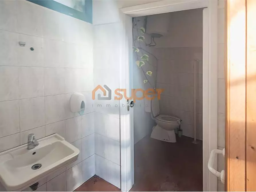 Immagine 10 di Negozio in affitto  a Bastia Umbra