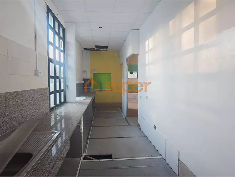 Immagine 12 di Negozio in affitto  a Bastia Umbra