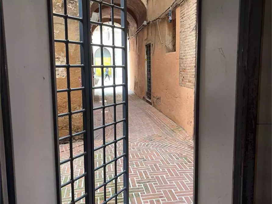 Immagine 1 di Negozio in affitto  in Corso Vannucci a Perugia