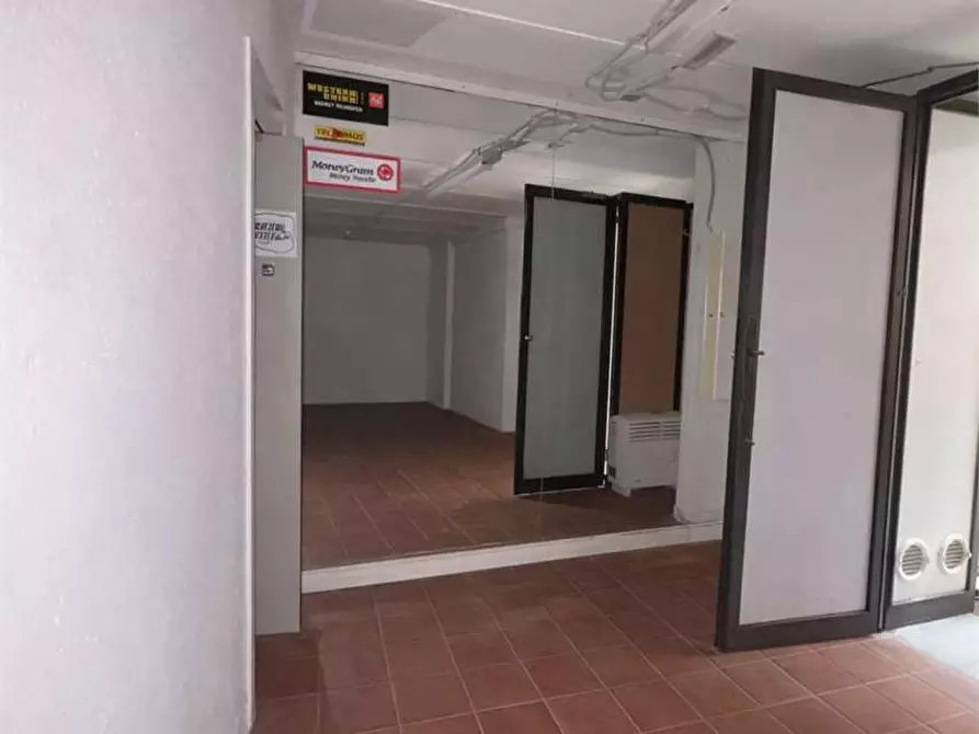 Immagine 2 di Negozio in affitto  in Corso Vannucci a Perugia