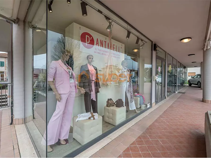 Immagine 1 di Negozio in affitto  in Via Beltrand Russel a Magione