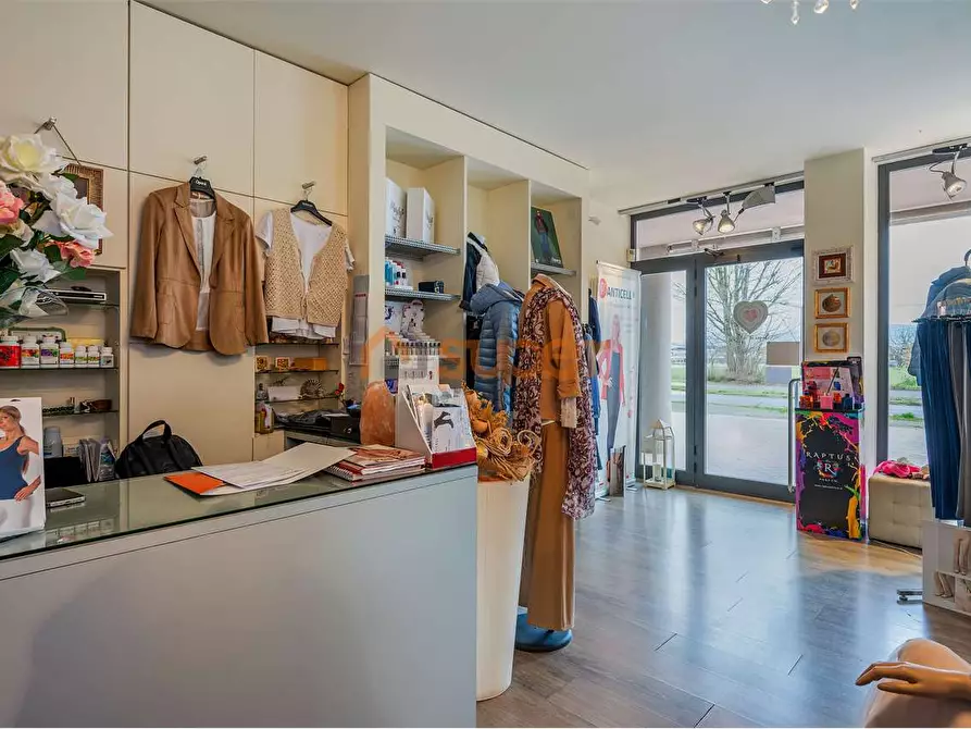 Immagine 2 di Negozio in affitto  in Via Beltrand Russel a Magione