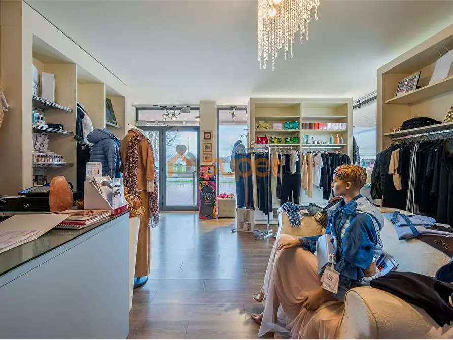 Immagine 3 di Negozio in affitto  in Via Beltrand Russel a Magione