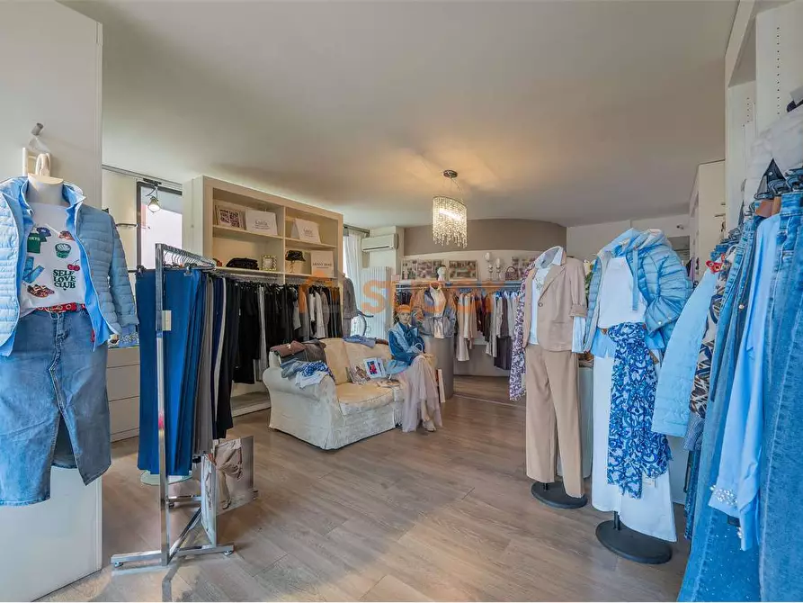 Immagine 4 di Negozio in affitto  in Via Beltrand Russel a Magione