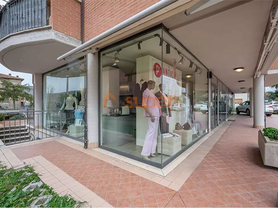 Immagine 11 di Negozio in affitto  in Via Beltrand Russel a Magione