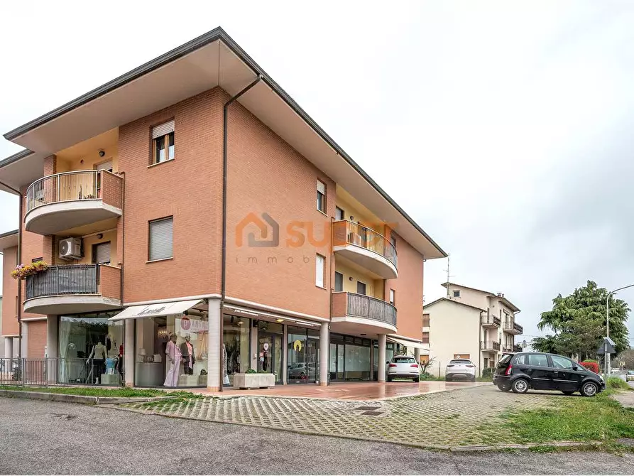 Immagine 15 di Negozio in affitto  in Via Beltrand Russel a Magione