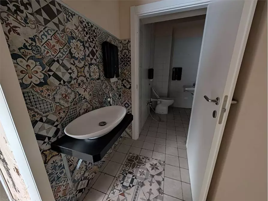 Immagine 13 di Negozio in affitto  in Via Martiri dei Lager a Perugia