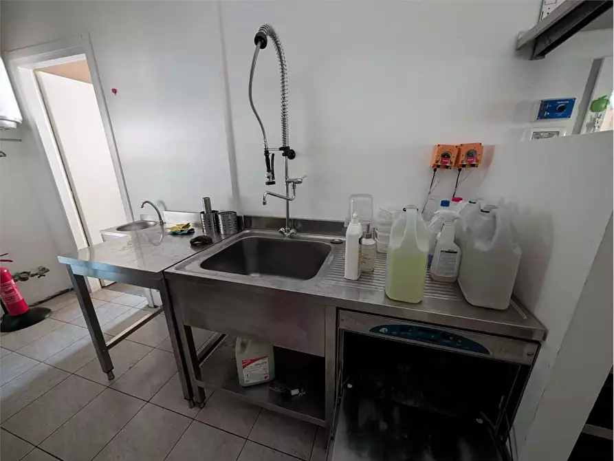 Immagine 8 di Negozio in affitto  in Via Martiri dei Lager a Perugia