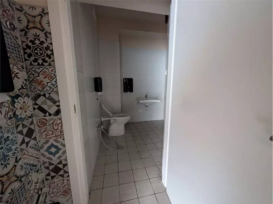 Immagine 12 di Negozio in affitto  in Via Martiri dei Lager a Perugia
